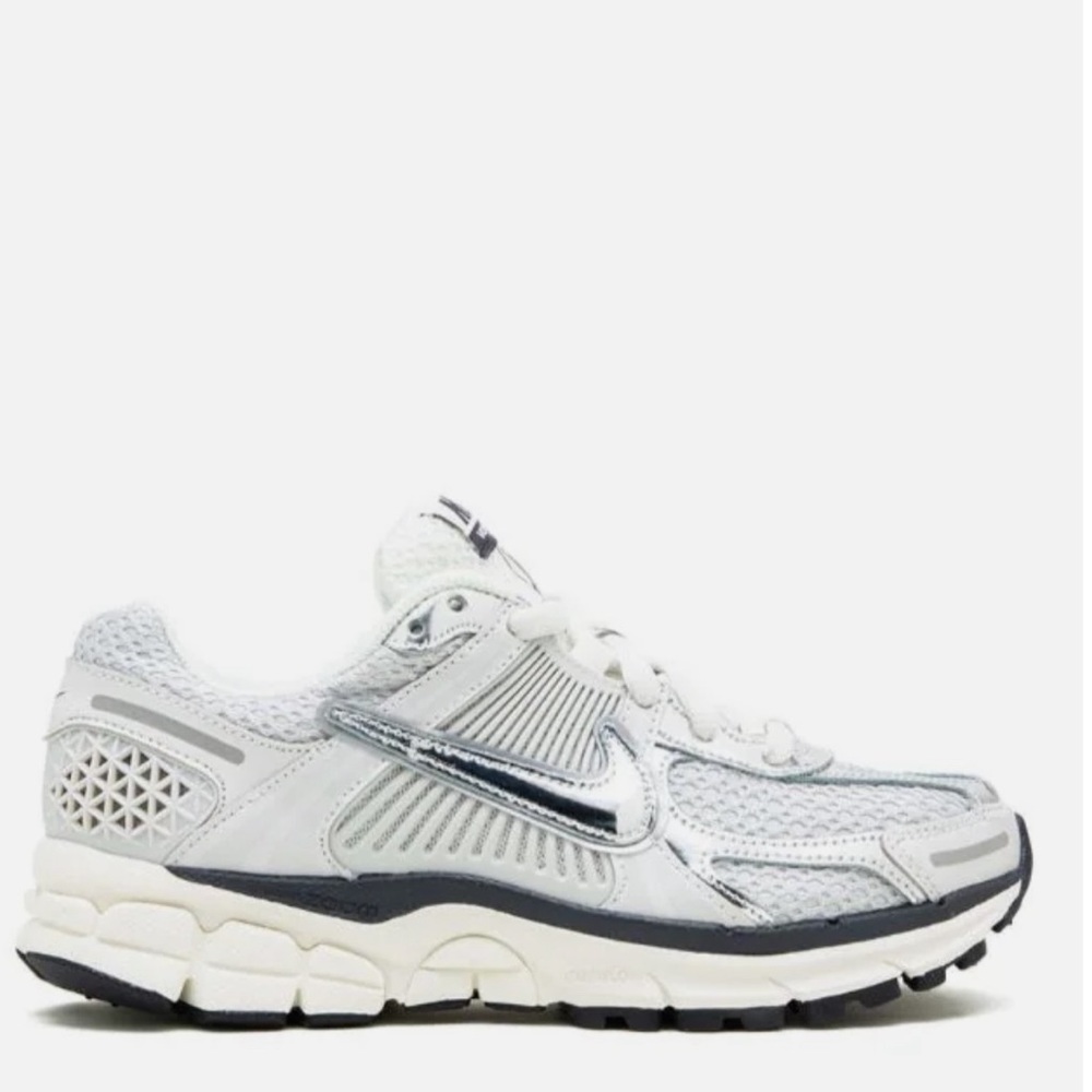 Women’s Nike Vomero 5 Metallic Silver, size 8